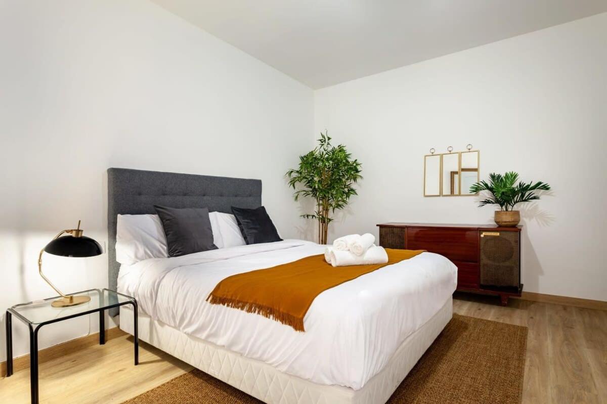 Exclusive Huge 4 Double Bedroom City Center Барселона Екстериор снимка