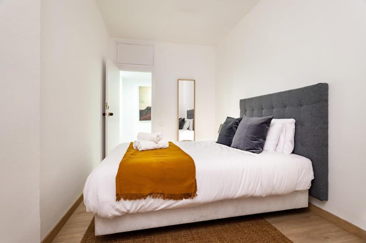 Exclusive Huge 4 Double Bedroom City Center Барселона Екстериор снимка